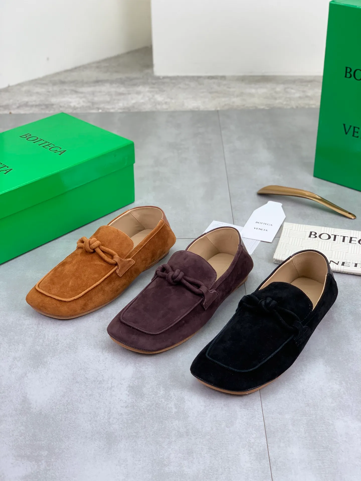 Factory price P760💰Top quality (genuine leather outsole series)💎💎💎 BOTTEGA VENETA official website synchronizes the latest model, top version of the highest version of BV business leather shoes in the market, accept material comparison, shoe type comparison, process comparison, practical and texture, versatile, suitable for any occasion, the more you look at it, the more flavorful it becomes. Pure hand-woven craftsmanship - upper material, imported original hand-woven calfskin - high-quality water-dyed sheepskin lining - original private model custom-made hand-made leather outsole -Size: female 35-39 (34 40 customized) male 39-44 (38 45 customized) Comes with original BV green box, complete packaging.